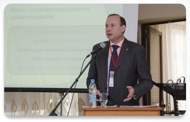 General Director VV Bubley speaks at the XI International Forum "Open Donbass" (2015) 